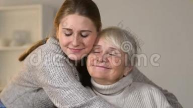 有爱心的孙女抱着轮椅上的残疾幸福女子，家庭<strong>价值观</strong>