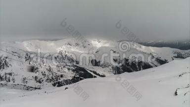 奥地利蒂罗尔州梅罗芬的雪山和云。 时间推移
