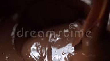 以液态奶巧克力、融化的黑巧克力、糕点糖果制作为<strong>质感</strong>的<strong>食品</strong>宏观视频