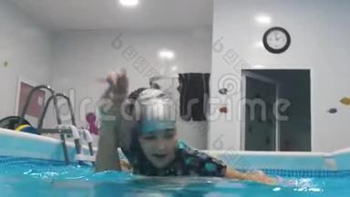 <strong>儿童</strong>脑瘫的水康复程序。 在水下做运动。 准备双手<strong>游泳</strong>