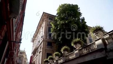 欧洲旧建筑街景的底部。 行动。 欧洲老房子和绿色植被之间的小巷