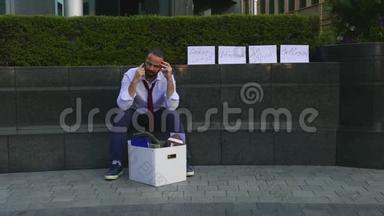 解散，拉斯特兰尼男子<strong>坐</strong>在街上，一个盒子与个<strong>人物</strong>品。 在腐烂的纸板周围