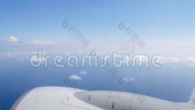 发动机飞机天空概念。 从飞机窗口查看飞机发动机。 天空和云彩