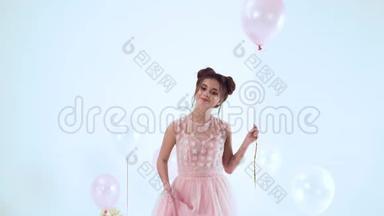 可爱的<strong>女士</strong>穿着粉红色的<strong>长裙</strong>，穿着短袖走路，手里拿着一个氦气球