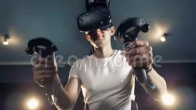 一名玩家在游戏室戴着VR眼镜，关门。