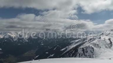 奥地利蒂罗尔州梅罗芬的雪山和云。 时间推移