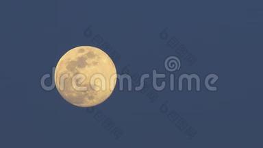 美丽的满月。 在高海拔的晴朗夜晚拍摄的满月