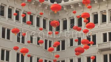 香港一幢高楼背景下的红色中国灯笼。