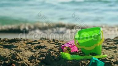 在海边玩玩具铲子。 夏日<strong>亲情</strong>概念.. 假日放松。 4k