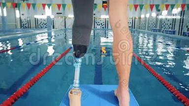 残疾游泳<strong>运动</strong>员站在游泳池附近，靠近。