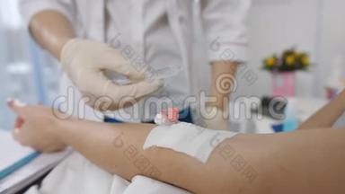 医生将注射器插入导管并静脉注射疫苗。