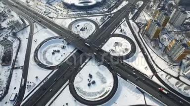 汽车在冬天的十字路口行驶。 在高速公路交叉路口可看到汽车交通