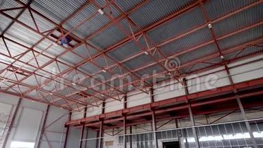 天花板工业机库或仓库.. <strong>吊顶</strong>高，金属施工严重.. 建造过程