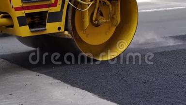 一个沥青溜冰场的特写在道路上铺设新的沥青。 修复道路。