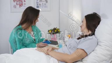 女去<strong>医院</strong>看望朋友.. 两个女人，一个病人和客人在<strong>医院</strong>交谈。