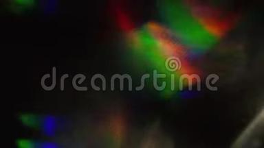 彩虹调色板，全息超星光在黑暗背景上。 视频制作的创意背景..