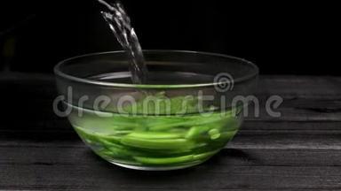 把开水倒入一个透明的碗里，碗里放着新鲜的蒜苗，用来蒸和煮。自制往<strong>复式</strong>的一部分