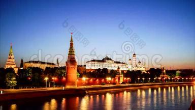莫斯科克里姆林宫。冬天的早晨，黎明。冰冻的莫斯科河。克里姆林宫堤防。