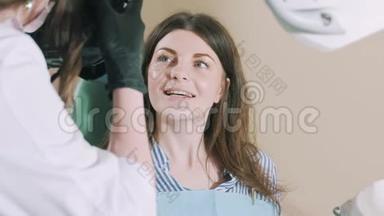 牙医为病人做完工作后`微笑拍照。 专家治好了那个女孩`牙齿，并采取了