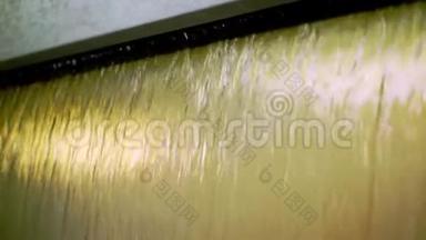 特写镜头。 在一台特殊的机器中，一种淡黄色的液体家具漆液流动。 覆盖家具立面