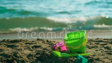 在海边玩玩具铲子。 夏日亲情概念.. 假日放松。 慢动作