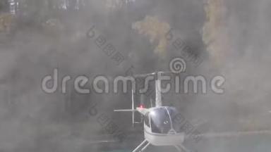 直升机降落在山区的河岸上。 高地的低空直升机。 小型<strong>轻型</strong>