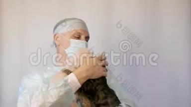一位兽医抱着一只小狗和一只猫。他<strong>们</strong>是朋友和拥抱。