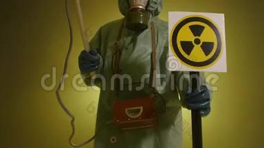环境灾害和辐射污染的概念.. 一个穿着辐射防护服的人测量辐射