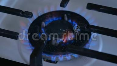从厨房煤气炉里烧煤气的大<strong>煤气灶</strong>。 特写镜头。