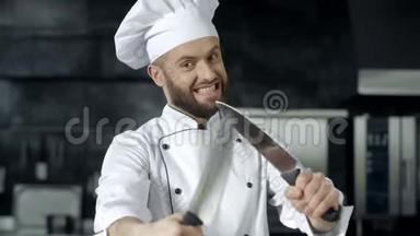 厨师在厨房摆着刀。 厨师在厨房玩工具。