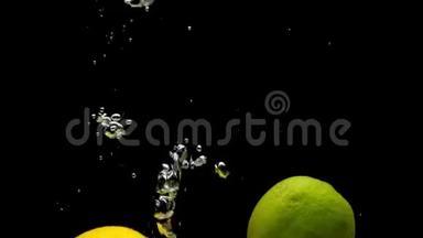 黄柠檬和青柠檬在黑色背景下<strong>落入</strong>透明水