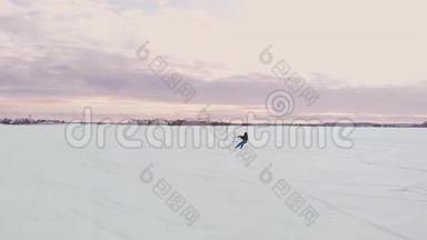 日落时，一个人正在<strong>雪地</strong>里滑雪. 他的降落伞拉。 在<strong>雪地</strong>里风筝冲浪...