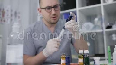 戴橡胶手套的医生将液体试剂拨入注射器。 实验室助理进行实验室研究