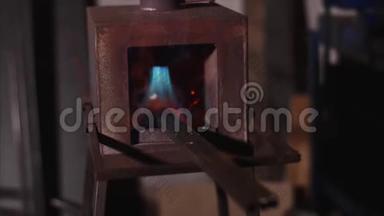 锻造煤气炉用<strong>金属棒</strong>在工厂车间的史密斯加热。