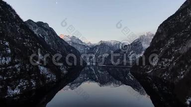 在4k的Konigssee湖水中的山和月亮的反射
