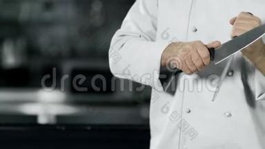 厨师双手磨刀慢动作.. 特写双手在厨房做饭。