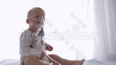 吸入程序，可爱的幼儿男孩呼吸通过<strong>雾化</strong>器治疗气道炎症在明亮的房间