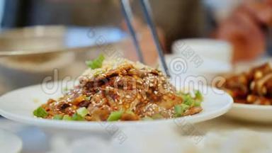用筷子吃正宗中餐的特写.. <strong>中餐厅</strong>及食物概念