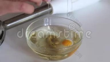 制作蛋黄酱的原料。 女人用芥末在植物油中添加鸡蛋。 靠近鹌鹑蛋和搅拌机。