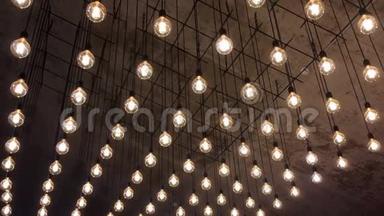 各种白炽灯泡的照明，这些白炽灯泡挂在天花板上，去散焦