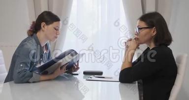 女专业心理治疗师，心理学家与办公室少女交谈