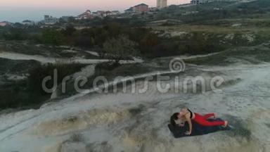 美丽的女人正在做瑜伽，阿杜·穆卡·斯瓦纳萨纳，向下面对狗，日落时伸展在山顶