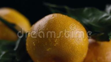 橘子开始喷水，在视频的最后水停止，黑色背景，特写计划