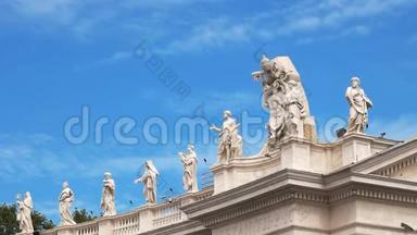 梵蒂冈圣彼得`广场<strong>柱子</strong>上方的雕像近景
