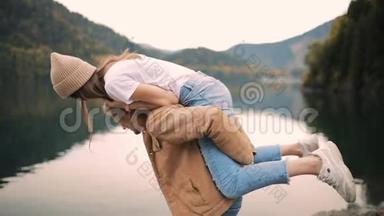 美丽幸福浪漫的一对男女在大自然中的第一次约会，玩得<strong>开心</strong>，笑着，玩得<strong>开心</strong>