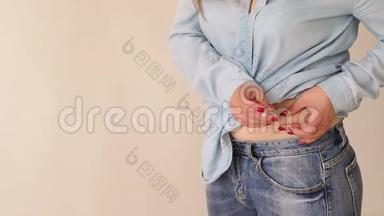 一个女孩在家里在胃里注射胰岛素。