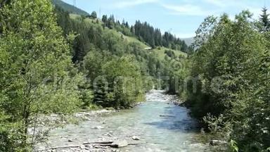 流经奥地利蒂罗尔州格罗斯特河谷的高山格罗斯河