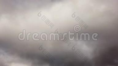 随着时间的流逝，烟雾缭绕的灰云在随风飘动的空气中快速移动