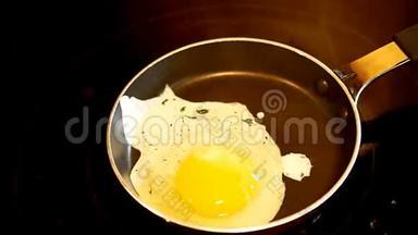 在热锅里煎鸡蛋。 新鲜的鸡蛋被打破，随着蒸汽的上升，掉进煎锅里。
