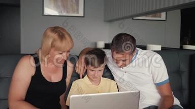 幸福的家庭坐在沙发上和亲戚在网上聊天。 <strong>为人民</strong>服务的现代技术